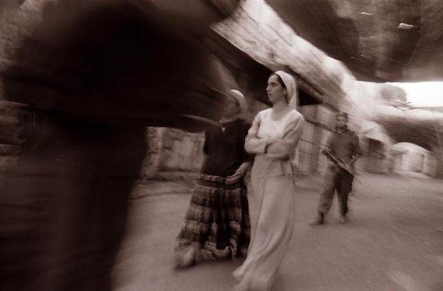 Escorte de femmes de colons dans les rues de Hébron.